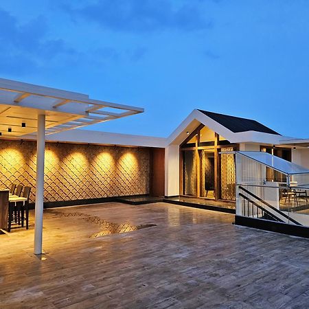 The Pentouz On 100 Feet Road Indiranagar - An Urban Luxury Retreat Daire Bangalore Dış mekan fotoğraf