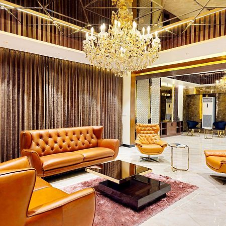 The Pentouz On 100 Feet Road Indiranagar - An Urban Luxury Retreat Daire Bangalore Dış mekan fotoğraf