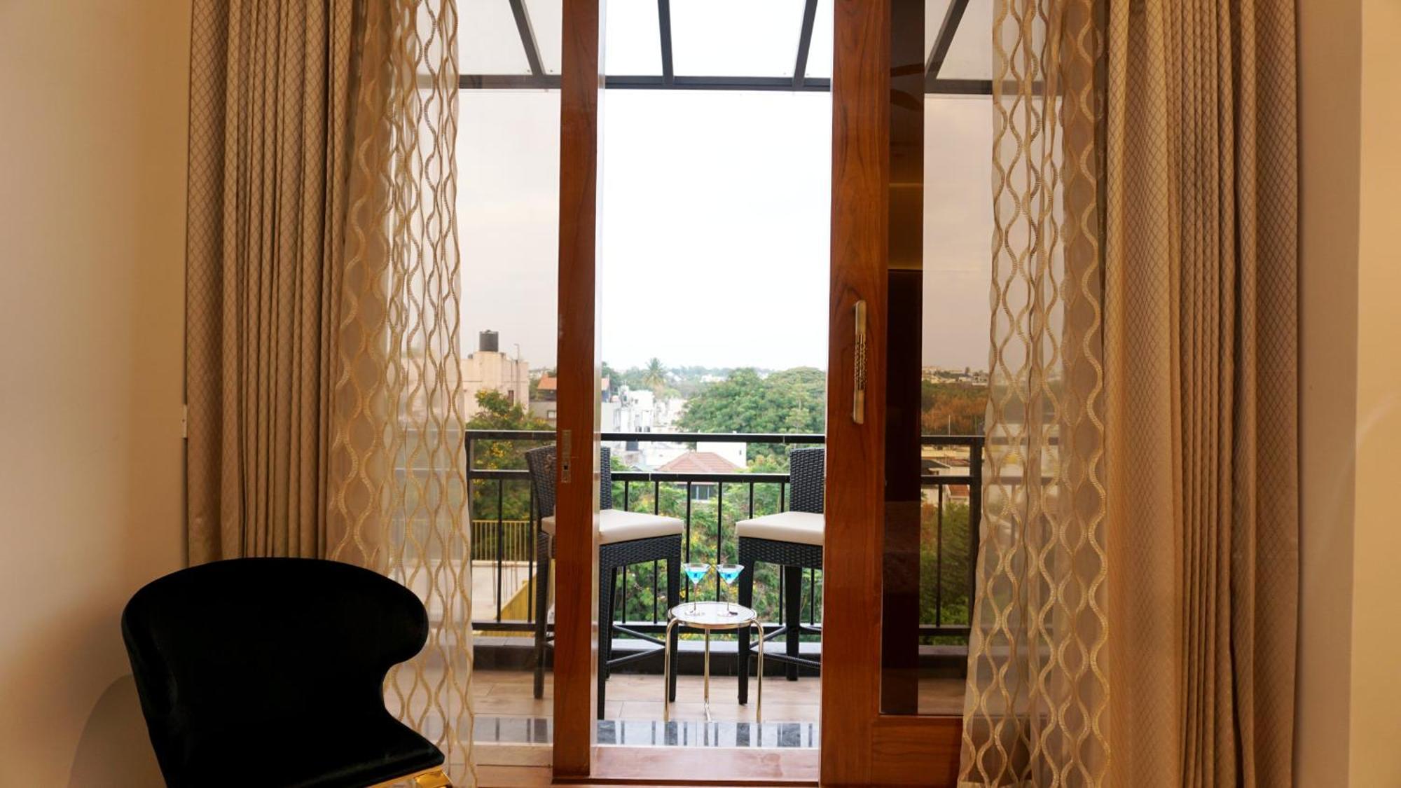 The Pentouz On 100 Feet Road Indiranagar - An Urban Luxury Retreat Daire Bangalore Dış mekan fotoğraf