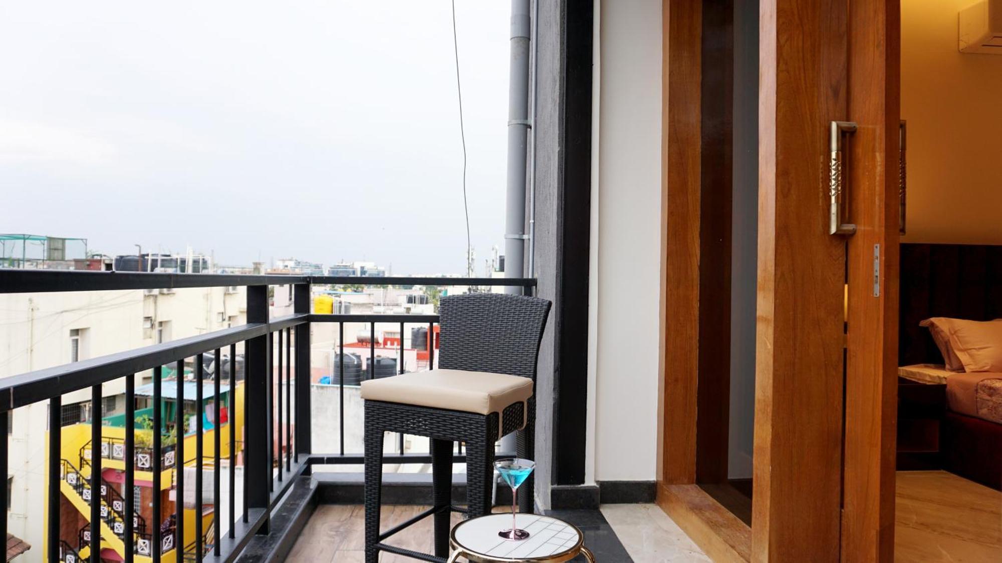The Pentouz On 100 Feet Road Indiranagar - An Urban Luxury Retreat Daire Bangalore Dış mekan fotoğraf