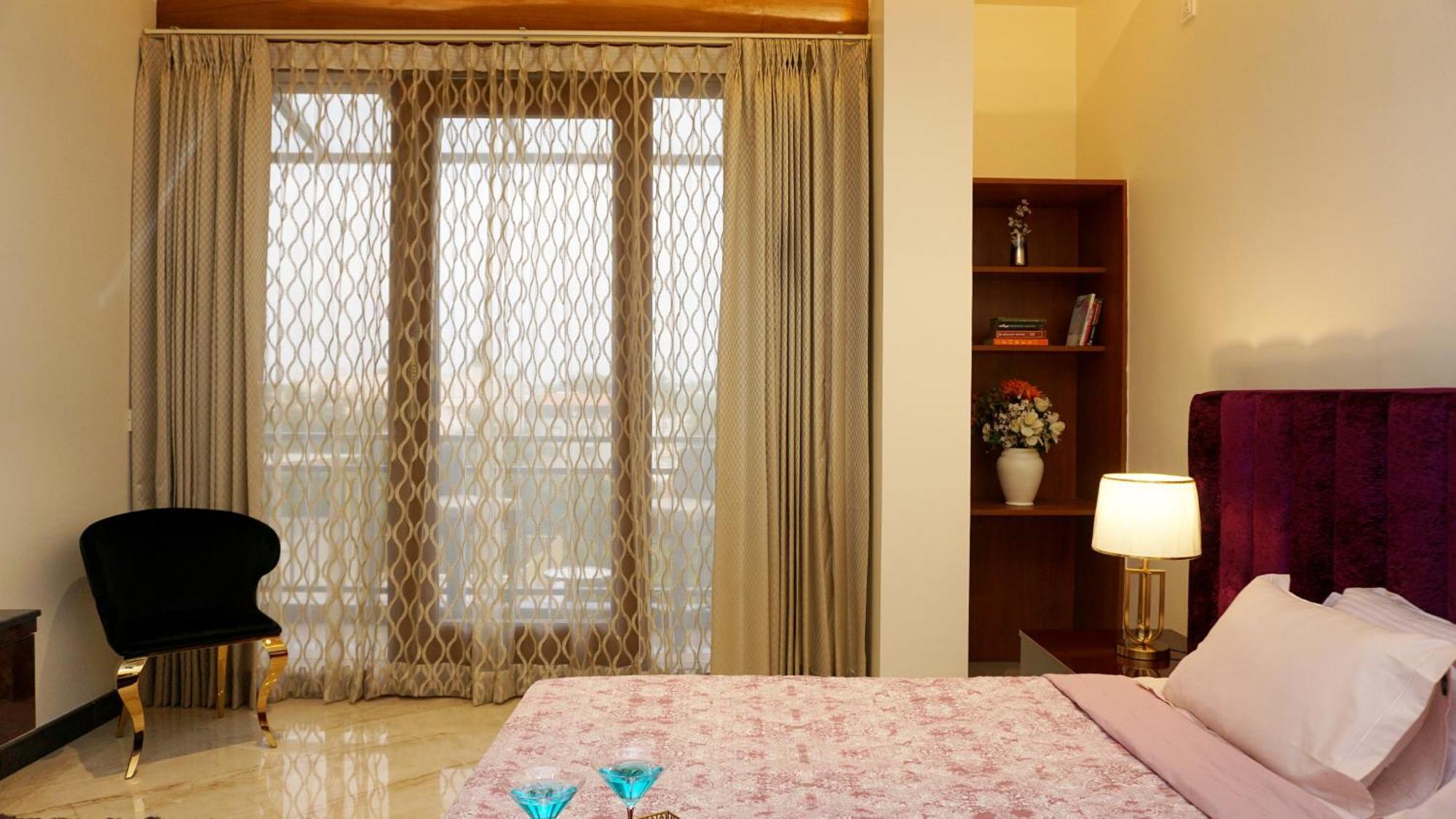 The Pentouz On 100 Feet Road Indiranagar - An Urban Luxury Retreat Daire Bangalore Dış mekan fotoğraf