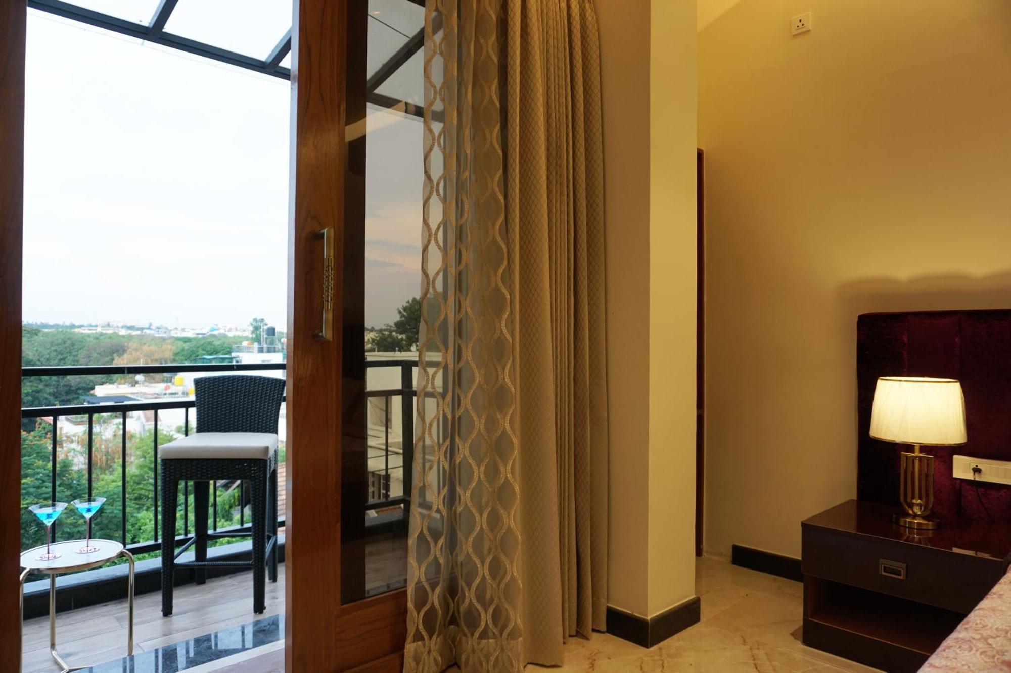 The Pentouz On 100 Feet Road Indiranagar - An Urban Luxury Retreat Daire Bangalore Dış mekan fotoğraf