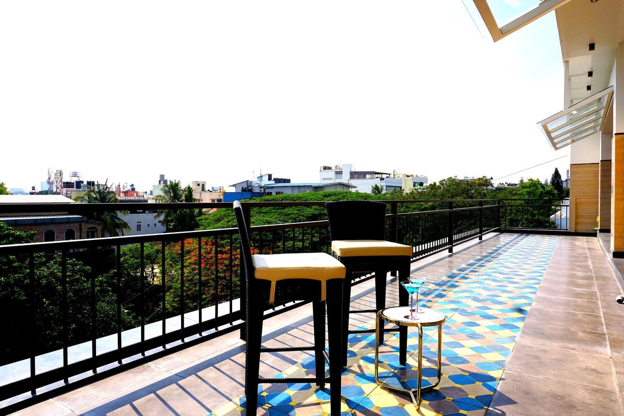 The Pentouz On 100 Feet Road Indiranagar - An Urban Luxury Retreat Daire Bangalore Dış mekan fotoğraf