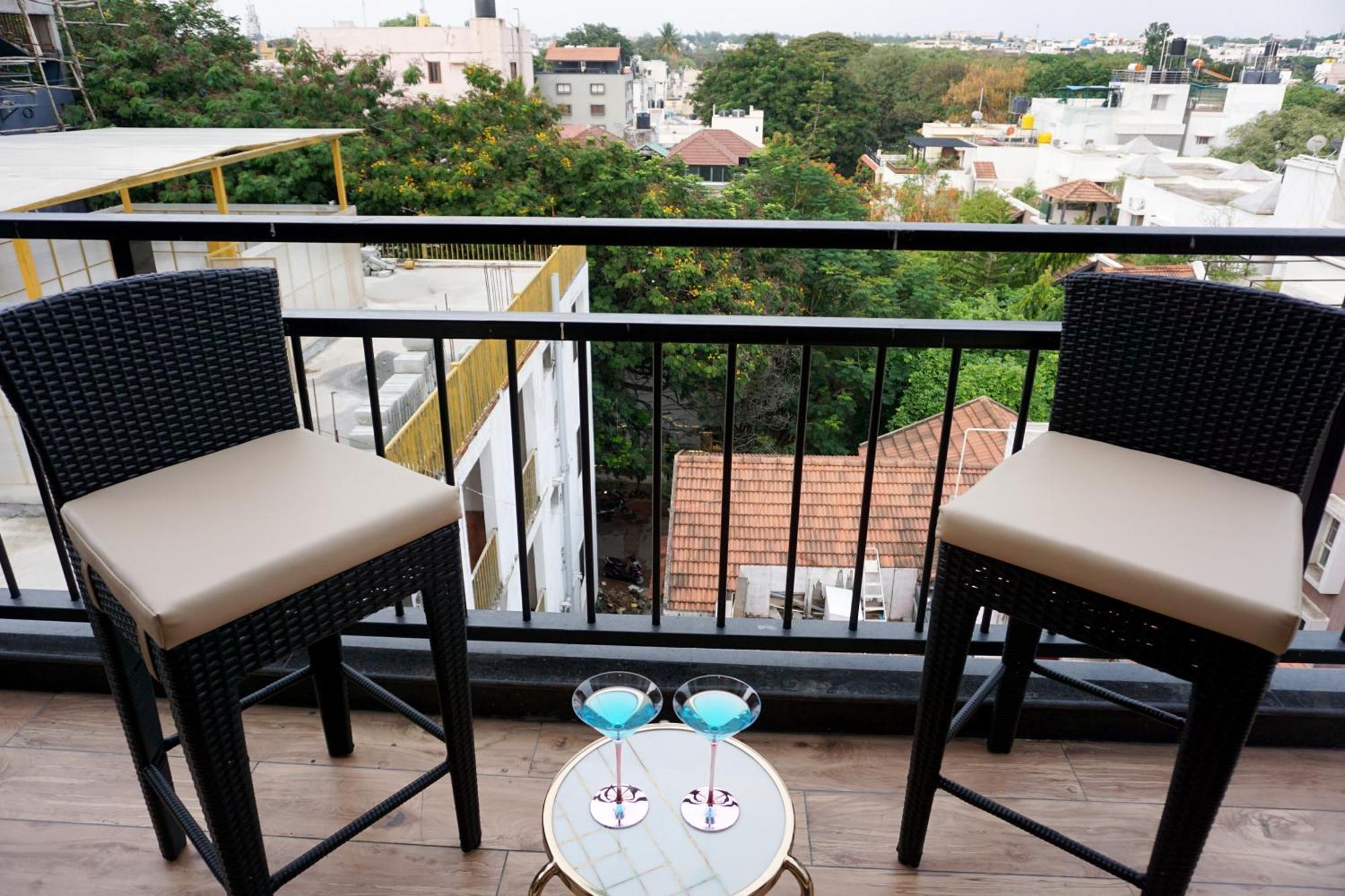 The Pentouz On 100 Feet Road Indiranagar - An Urban Luxury Retreat Daire Bangalore Dış mekan fotoğraf