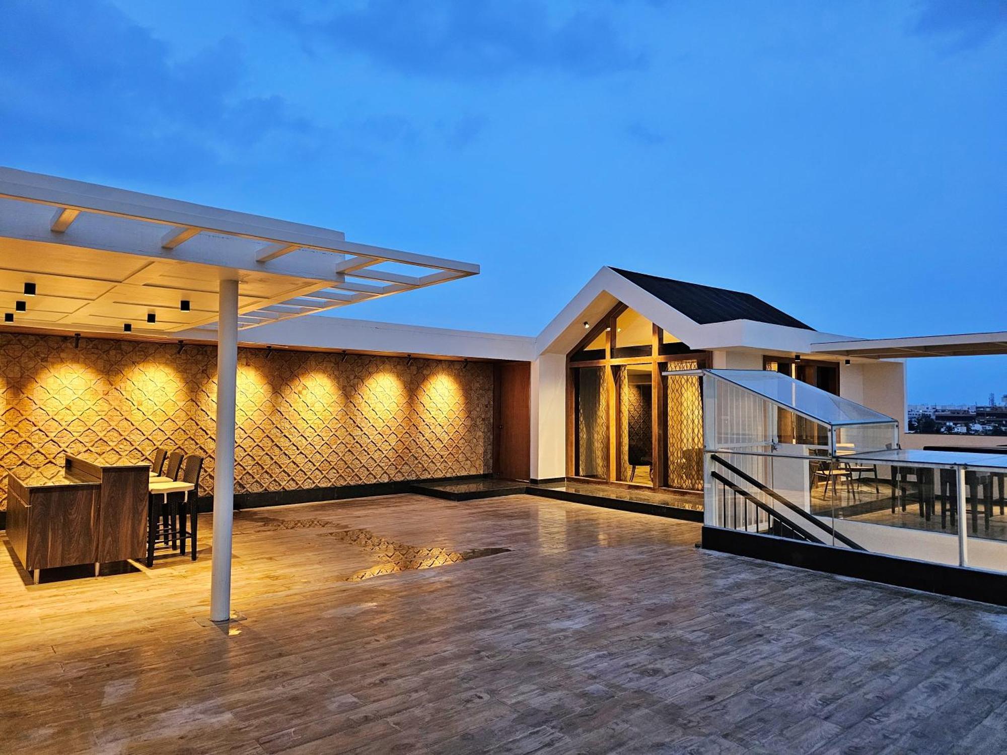 The Pentouz On 100 Feet Road Indiranagar - An Urban Luxury Retreat Daire Bangalore Dış mekan fotoğraf