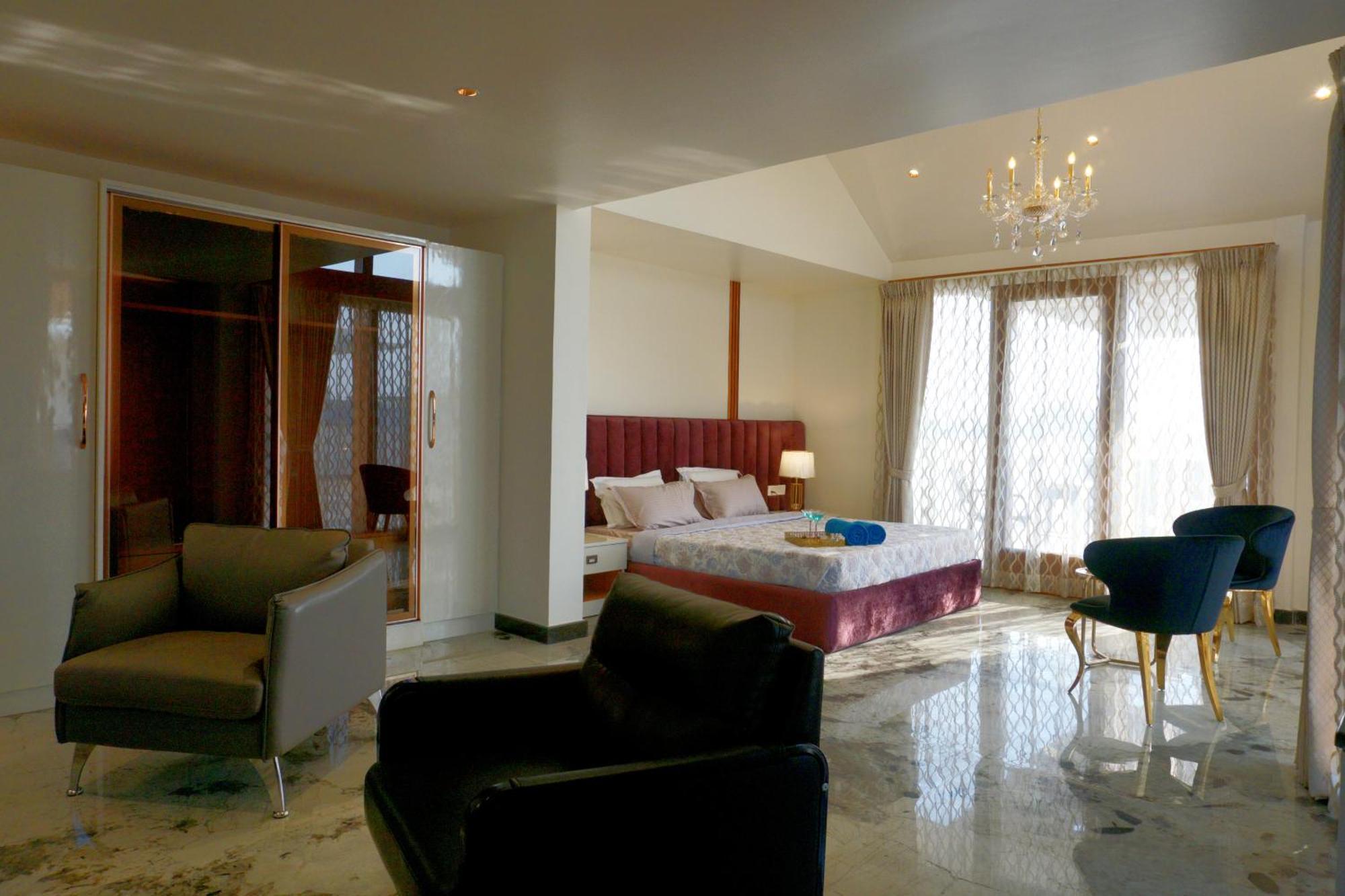 The Pentouz On 100 Feet Road Indiranagar - An Urban Luxury Retreat Daire Bangalore Dış mekan fotoğraf