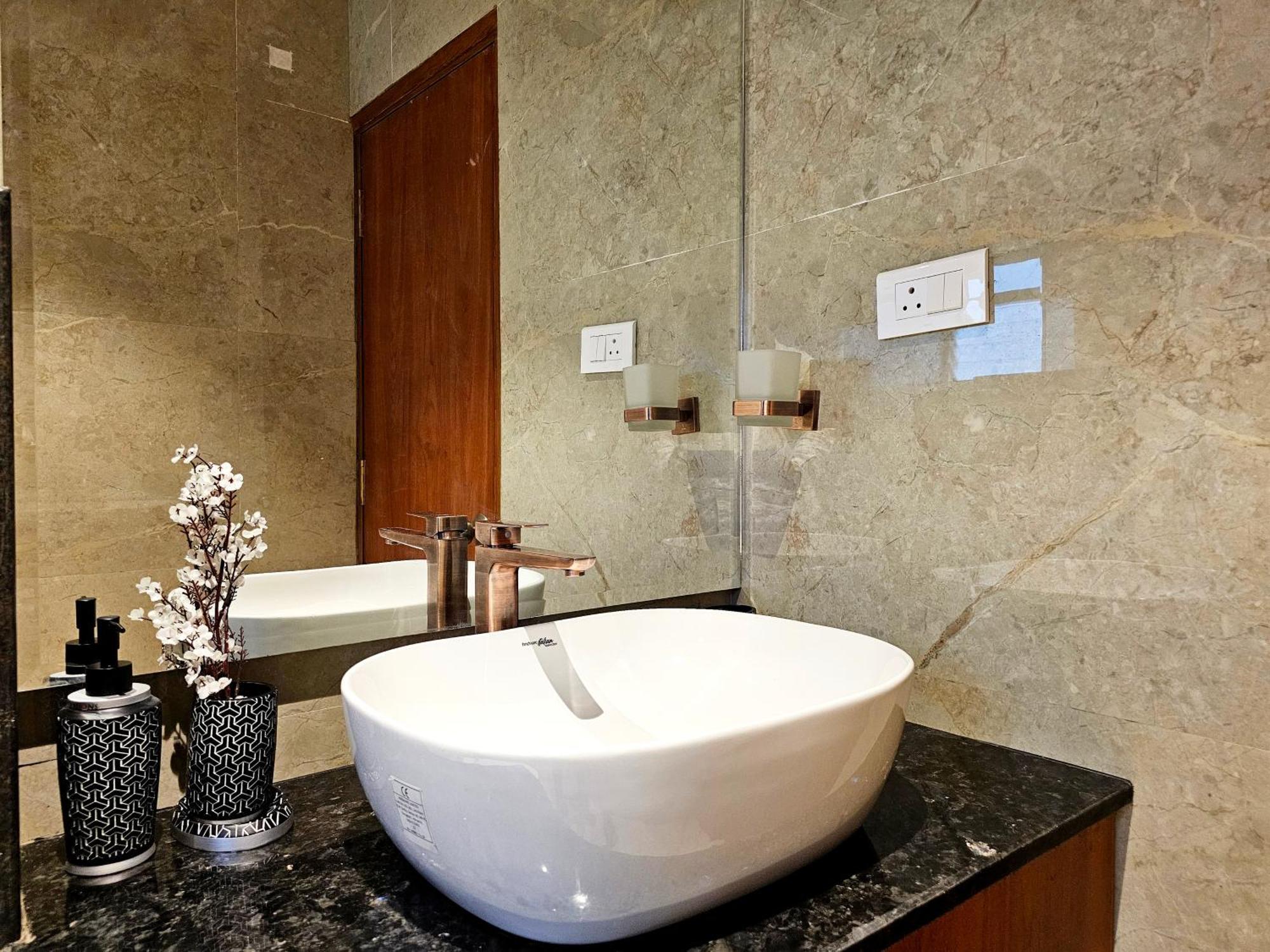 The Pentouz On 100 Feet Road Indiranagar - An Urban Luxury Retreat Daire Bangalore Dış mekan fotoğraf