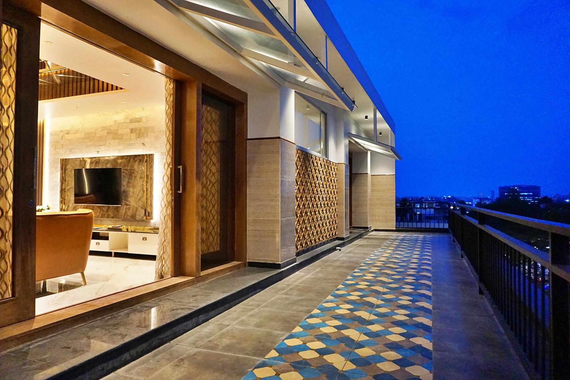 The Pentouz On 100 Feet Road Indiranagar - An Urban Luxury Retreat Daire Bangalore Dış mekan fotoğraf