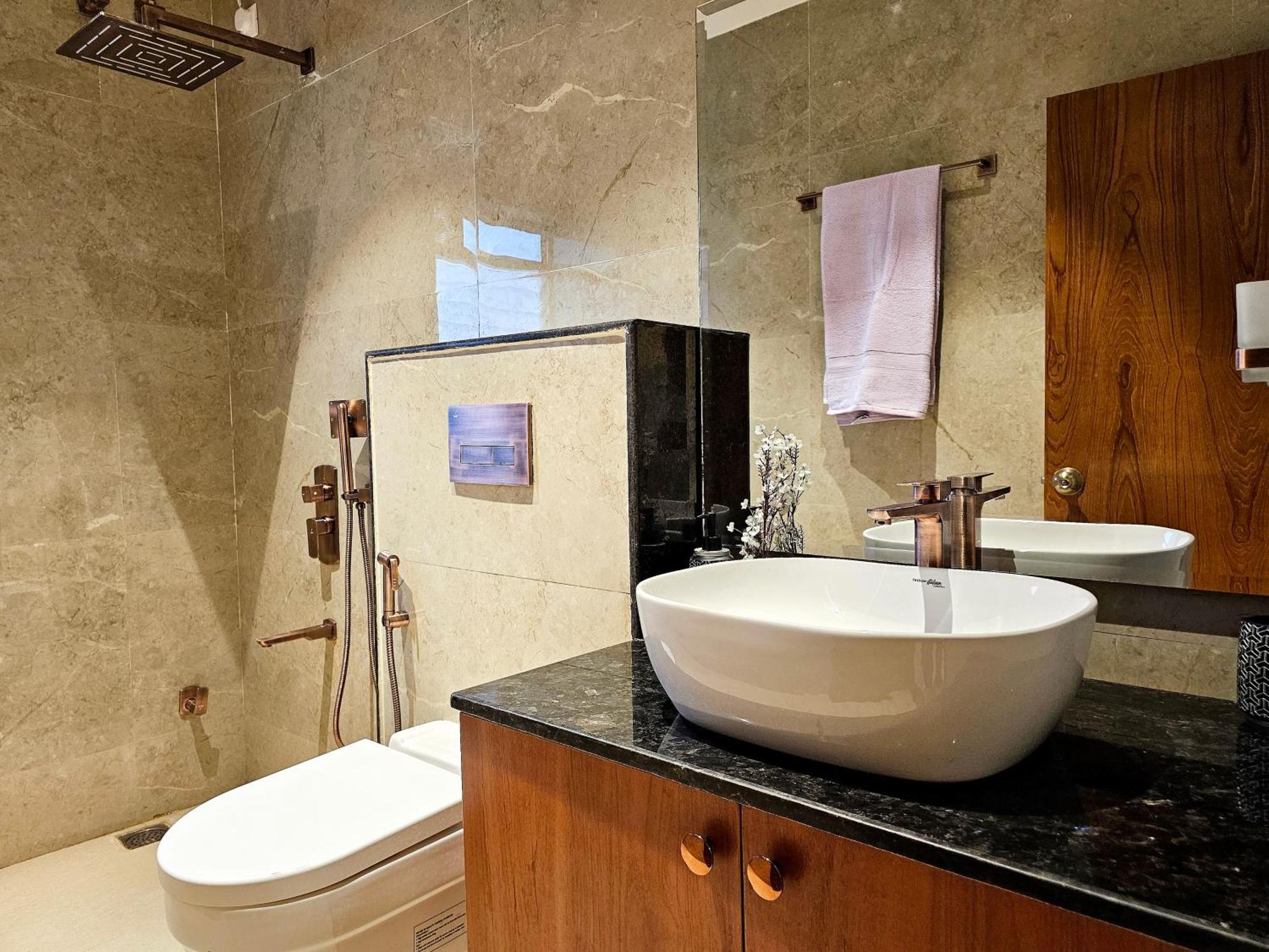 The Pentouz On 100 Feet Road Indiranagar - An Urban Luxury Retreat Daire Bangalore Dış mekan fotoğraf