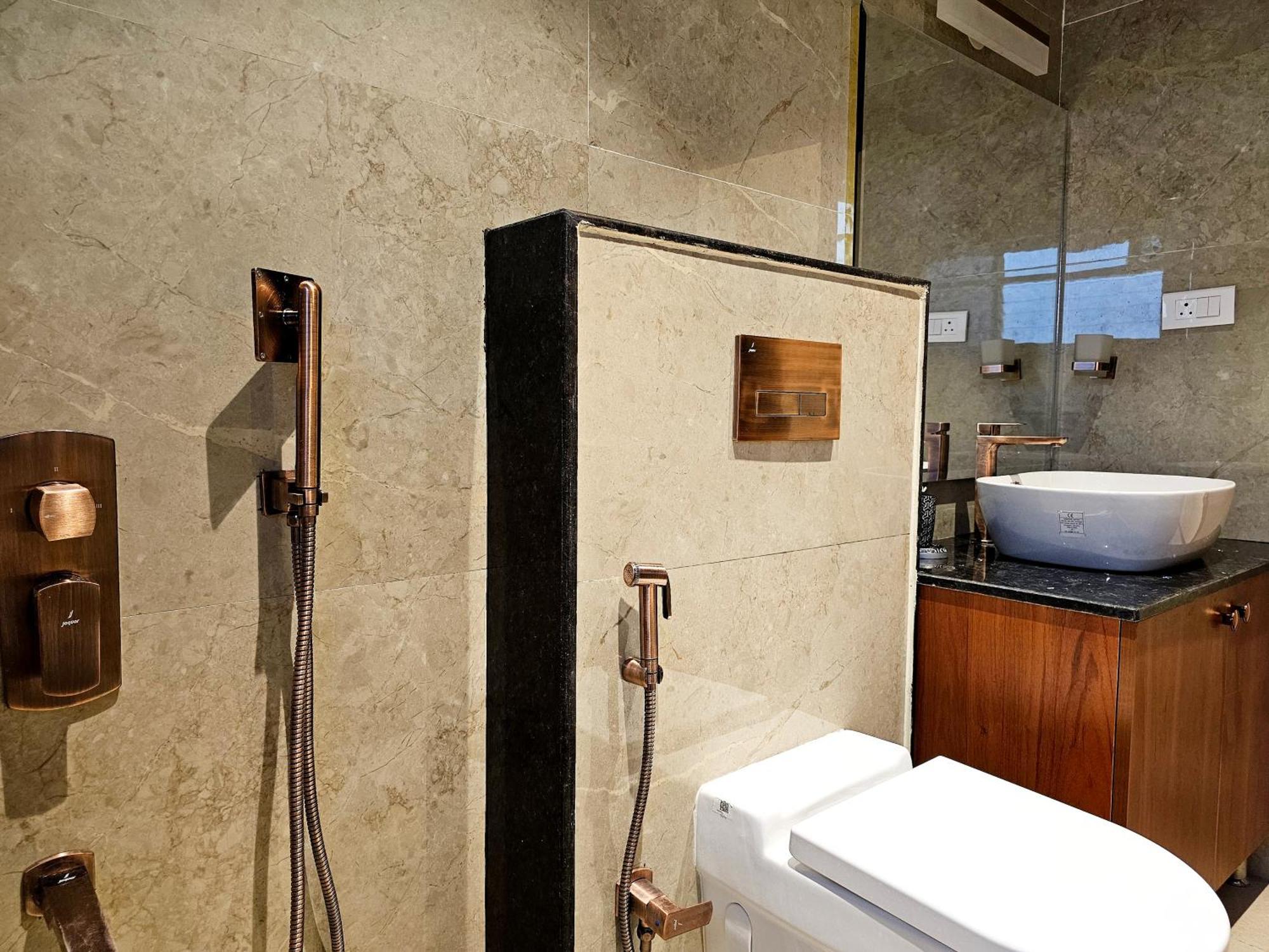 The Pentouz On 100 Feet Road Indiranagar - An Urban Luxury Retreat Daire Bangalore Dış mekan fotoğraf