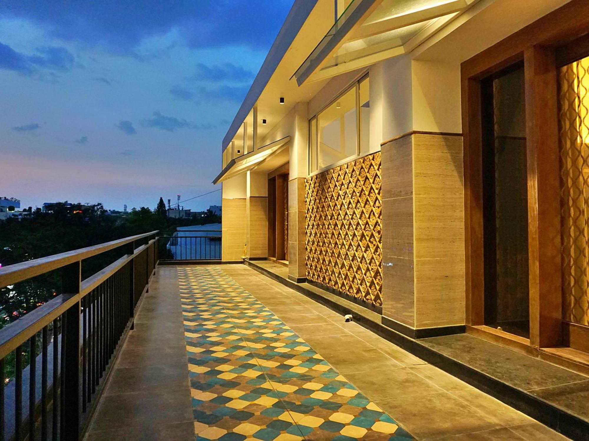 The Pentouz On 100 Feet Road Indiranagar - An Urban Luxury Retreat Daire Bangalore Dış mekan fotoğraf