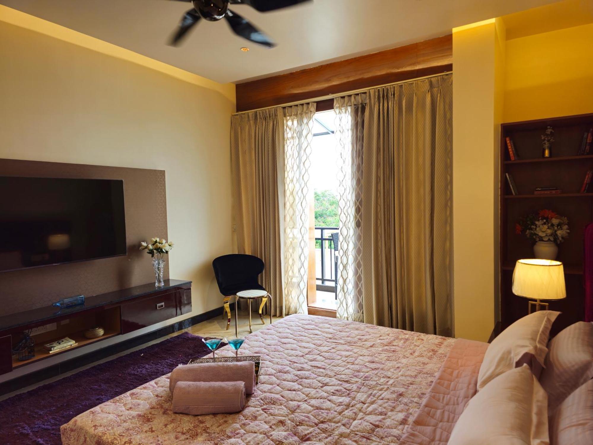 The Pentouz On 100 Feet Road Indiranagar - An Urban Luxury Retreat Daire Bangalore Dış mekan fotoğraf
